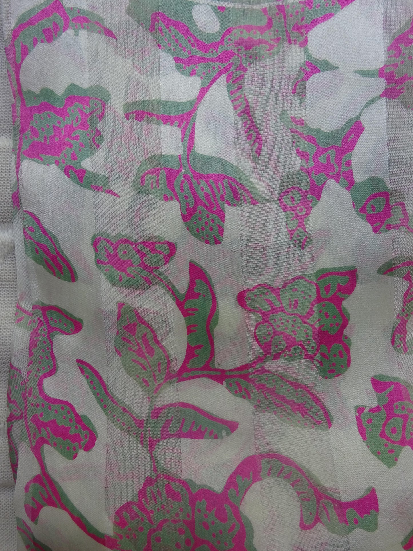 Zartfließender Seidenschal in Lindgrün mit Rose und Weiß