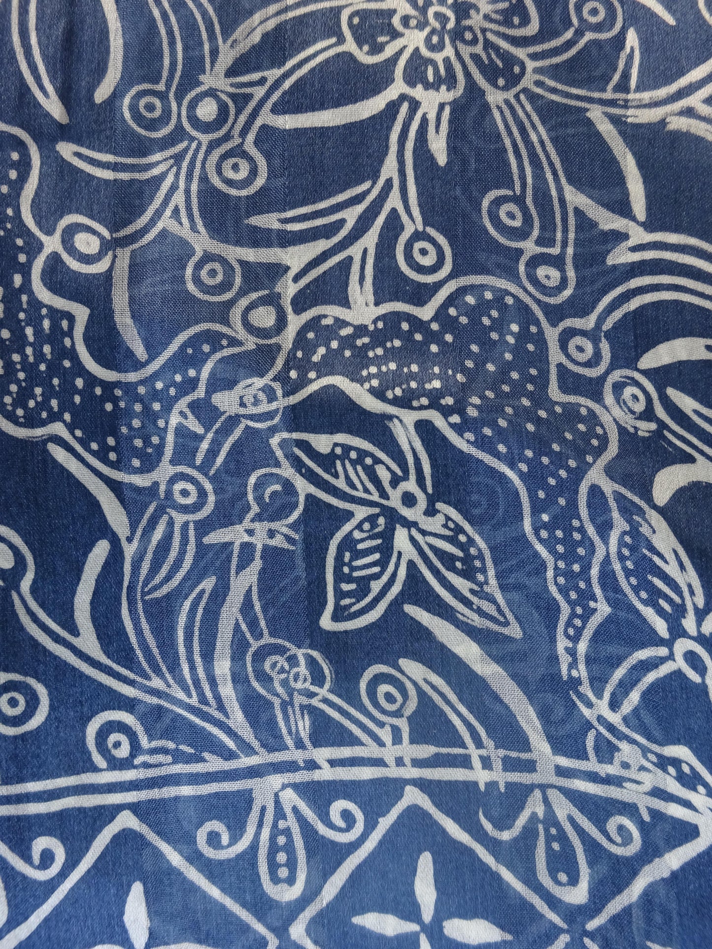 Zartflließender Seidenschal in Blau und Weiss