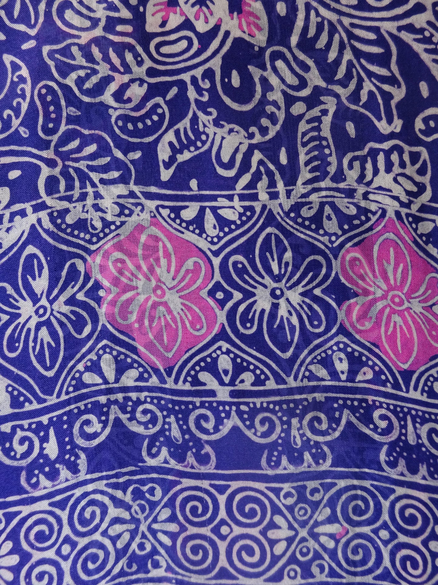 Zartfließender Seidenschal in leuchtendem Violett mit Pink und Weiss