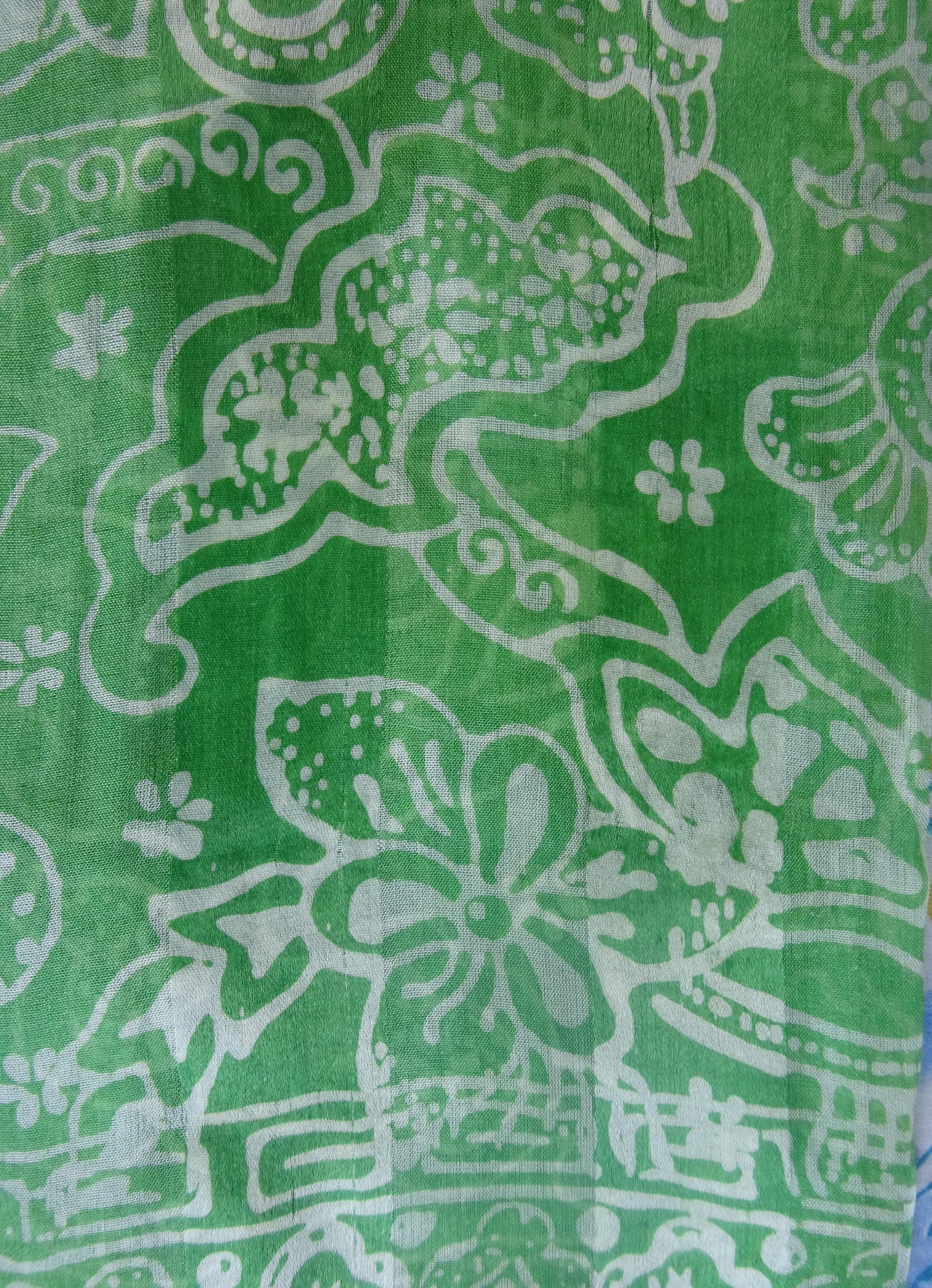 Zartfließender Seidenschal in kräftigem Grün mit Weiss