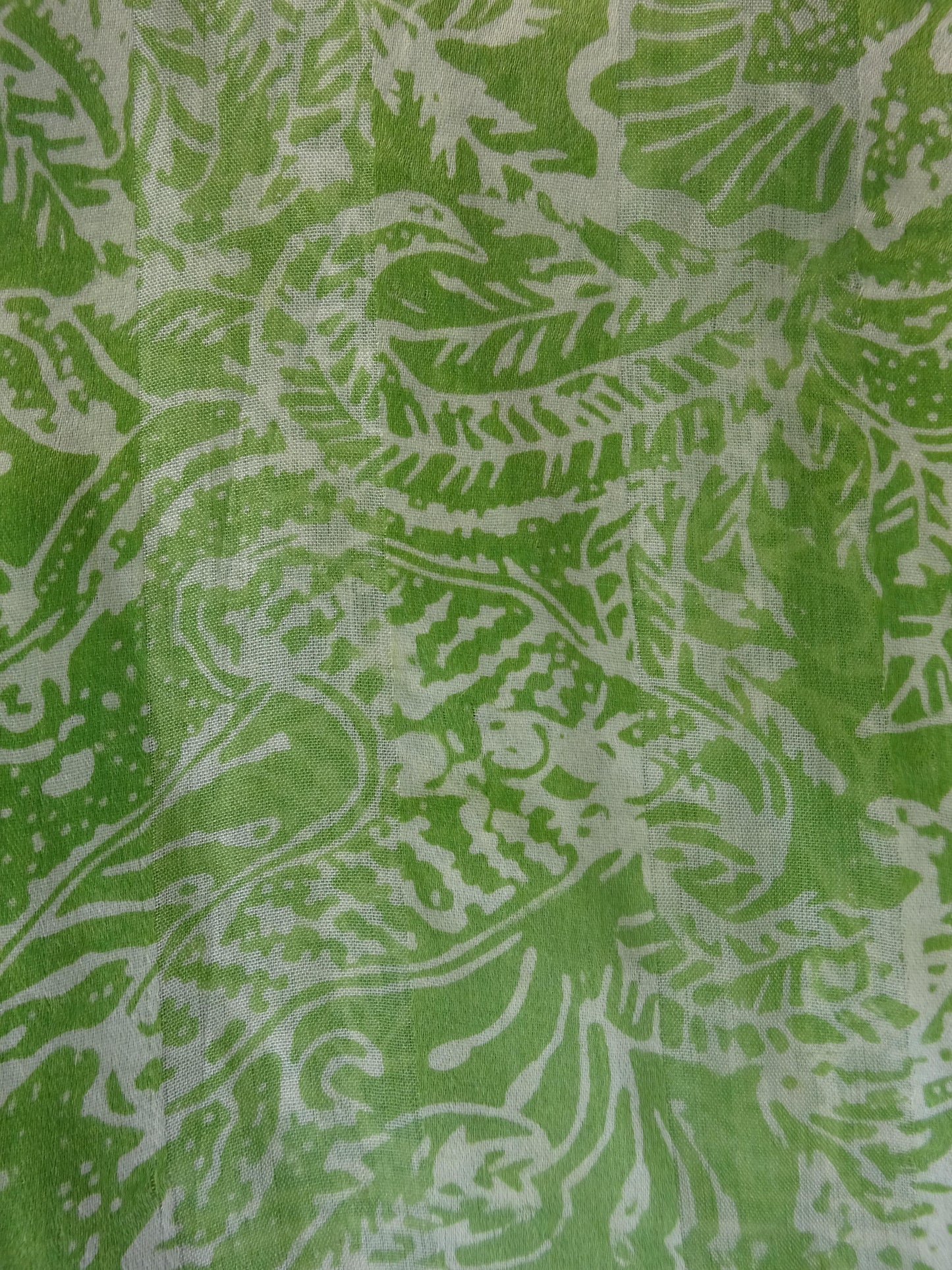 Zartfließender Seidenschal in Lindgrün mit Weiss