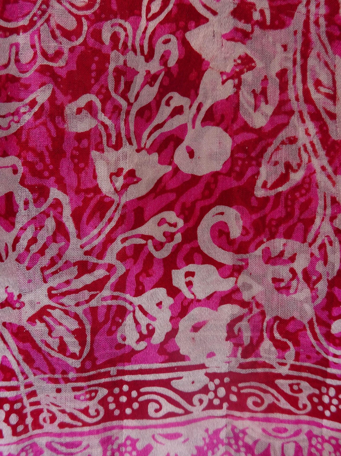 Zartfließender Seidenschal in Pink mit Dunkelrot und Weiss