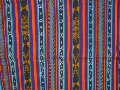 Farbenfrohe handgewebte Decke in Blau, Türkis, Rot, Braun und Schwarz, hochwertige Verarbeitung, ca. 250 x 90 cm.