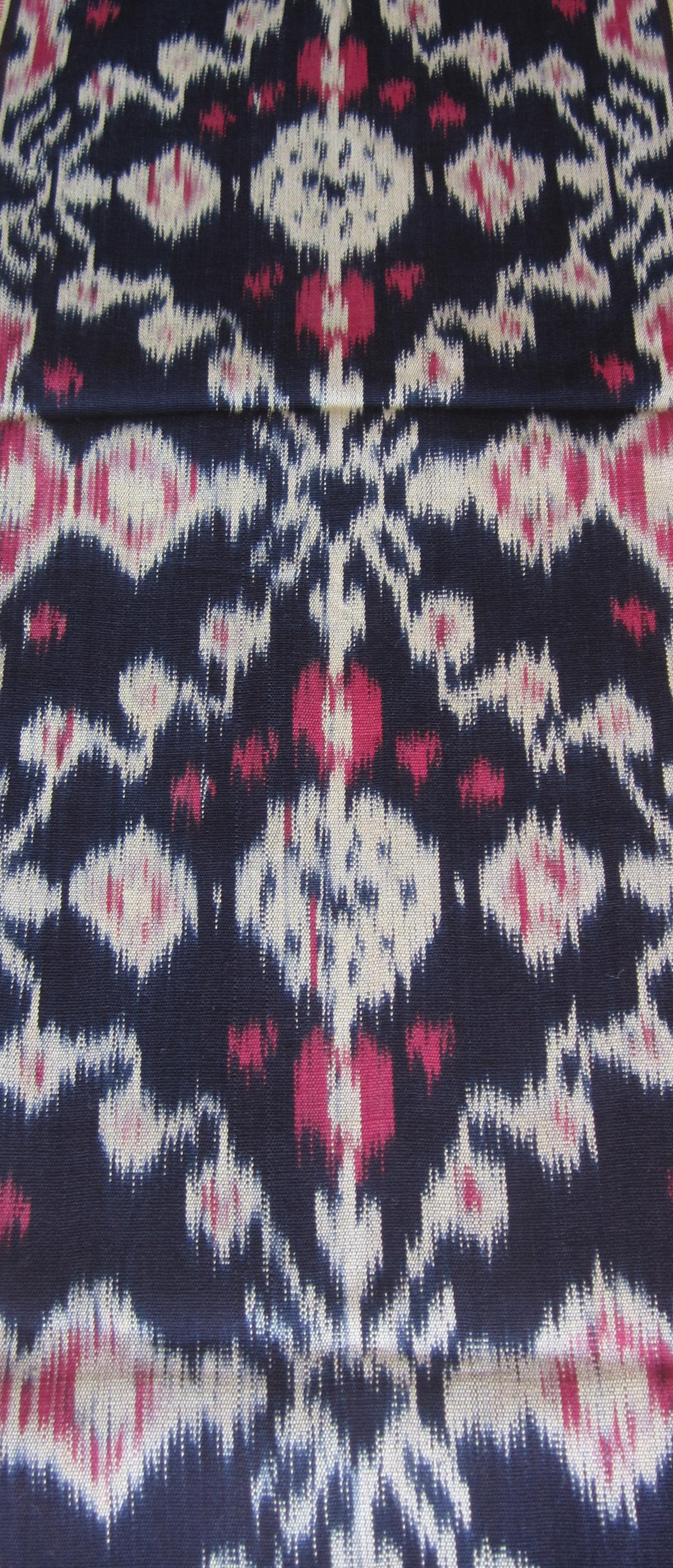 Schmaler handgewebter Ikat-Wandhänger in Braun, Ocker und Rot mit naivem Menschenbildnis und 7 cm Fransen, vielseitig als Deko, Tischläufer oder Schal nutzbar, 192 x 23,5 cm.