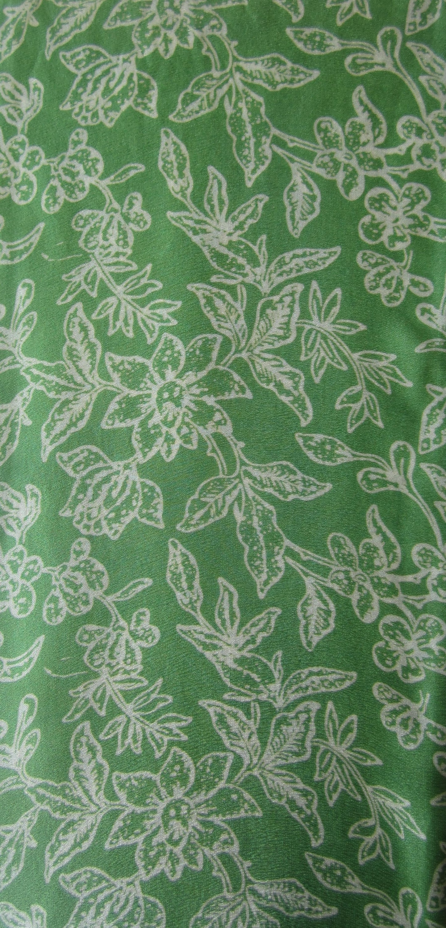 Handgebatikter Seidenkurzschal in leuchtendem Grün mit Weiß, floral gemustert, doppelt genäht für weichen Fall, 118 x 20 cm.