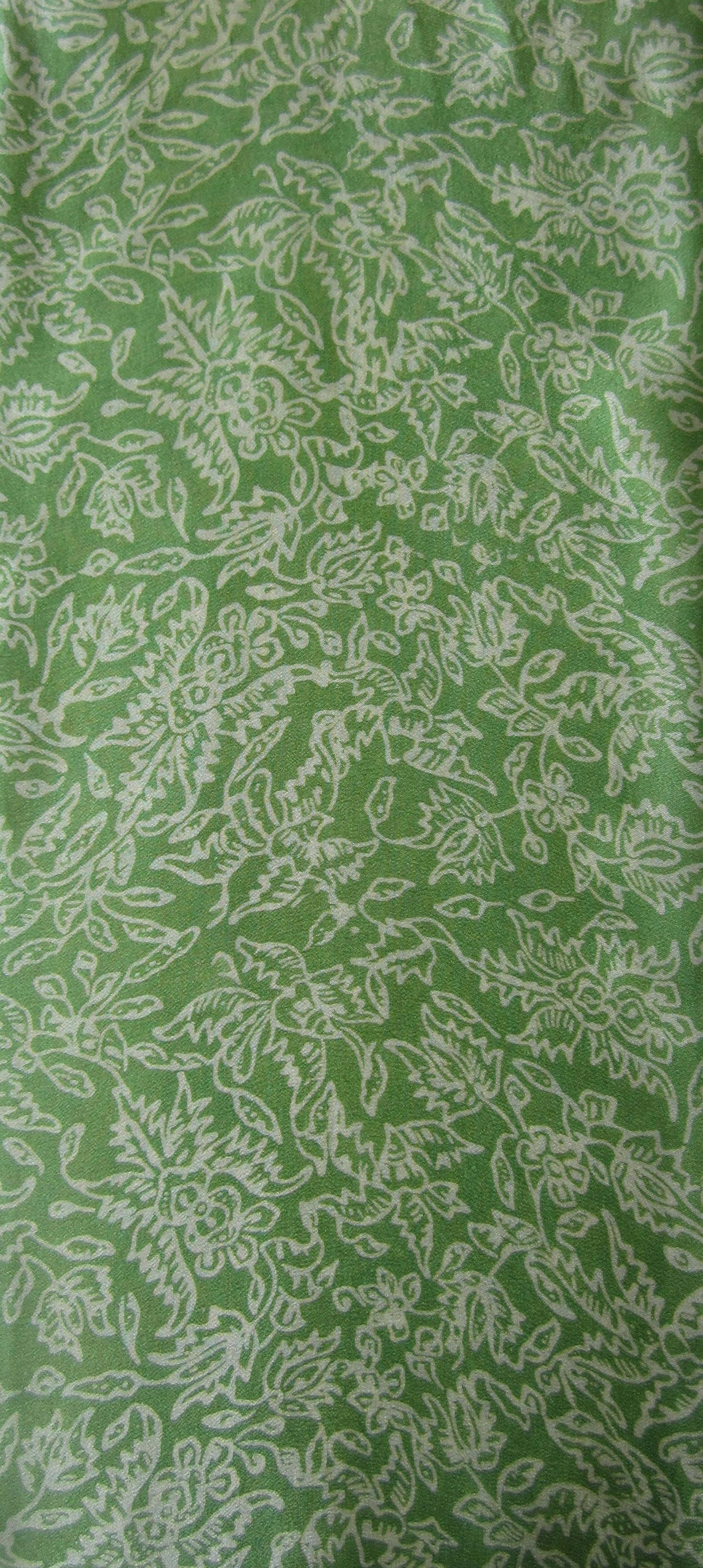 Handgebatikter Seidenkurzschal in Lindgrün mit Weiß, floral gemustert, doppelt genäht für weichen Fall, 118 x 20 cm.