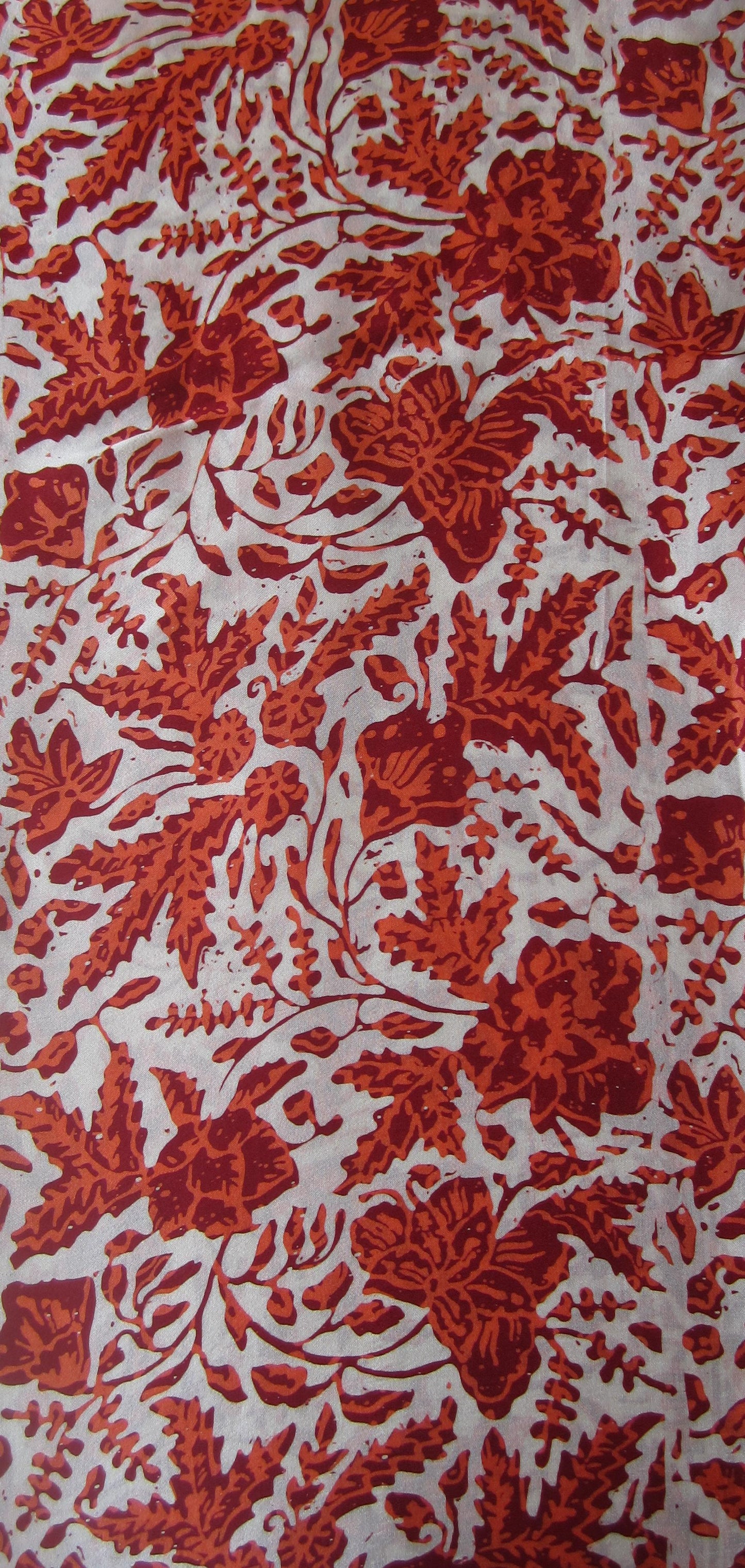 Handgebatikter Seidenkurzschal in Rost mit Orange, Braun und Weiß, floral gemustert, doppelt genäht für weichen Fall, 118 x 20 cm.