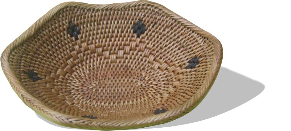 Kleine Beilagenschale mit Wellenrand und schwarzem Muster