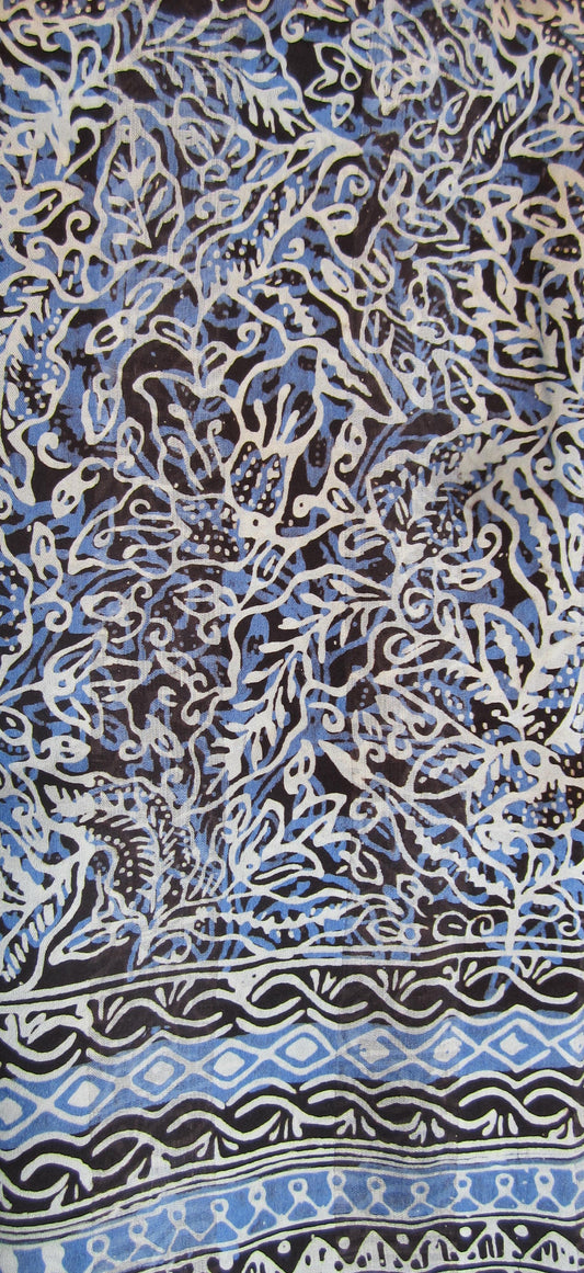 Zartfließender Seidenschal in Blau mit Weiss und Schwarz