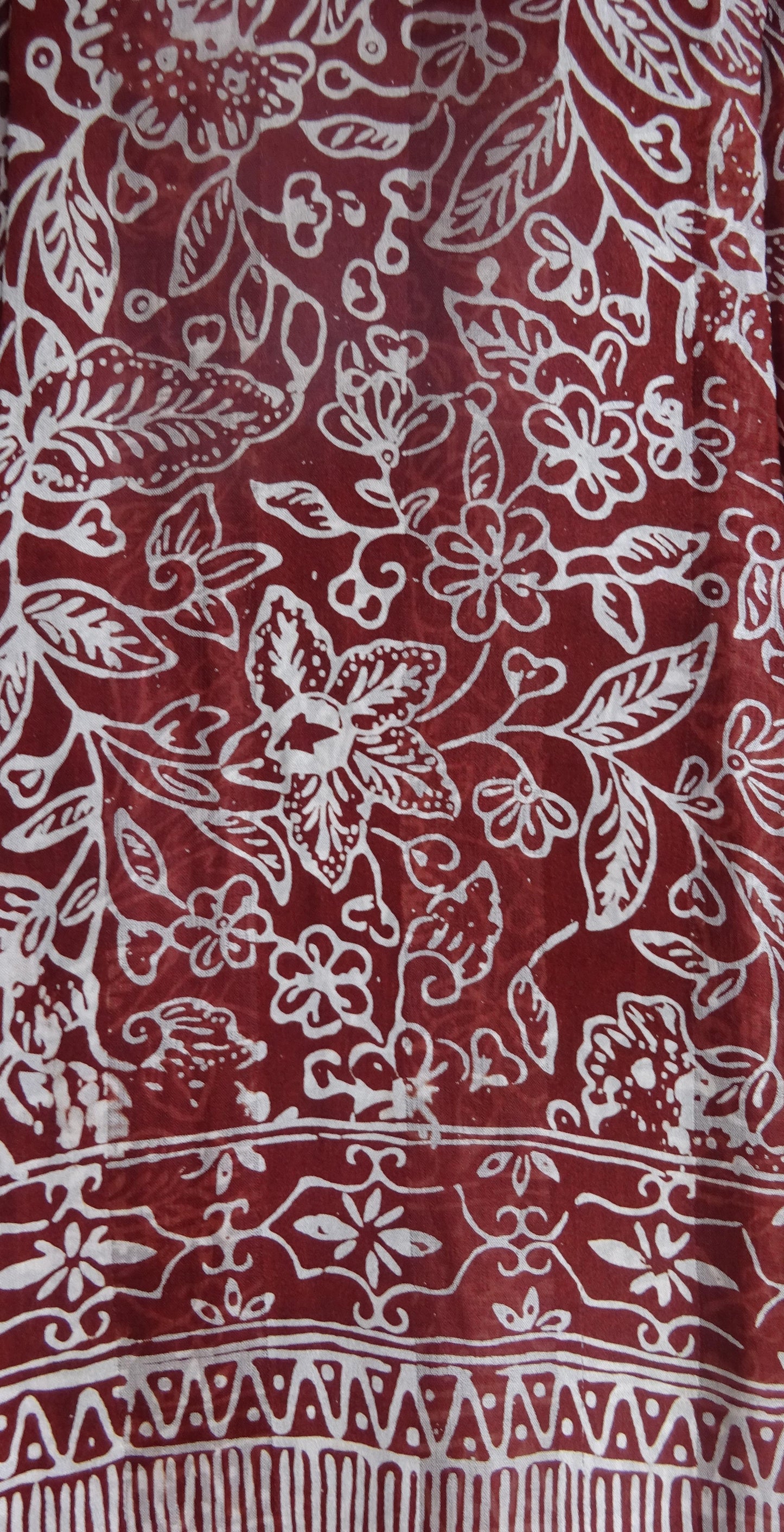 Handgebatikter Seidenschal in Dunkelbraun mit Weiß, florales Muster, zarte braune Fransen, 180 x 52 cm.
