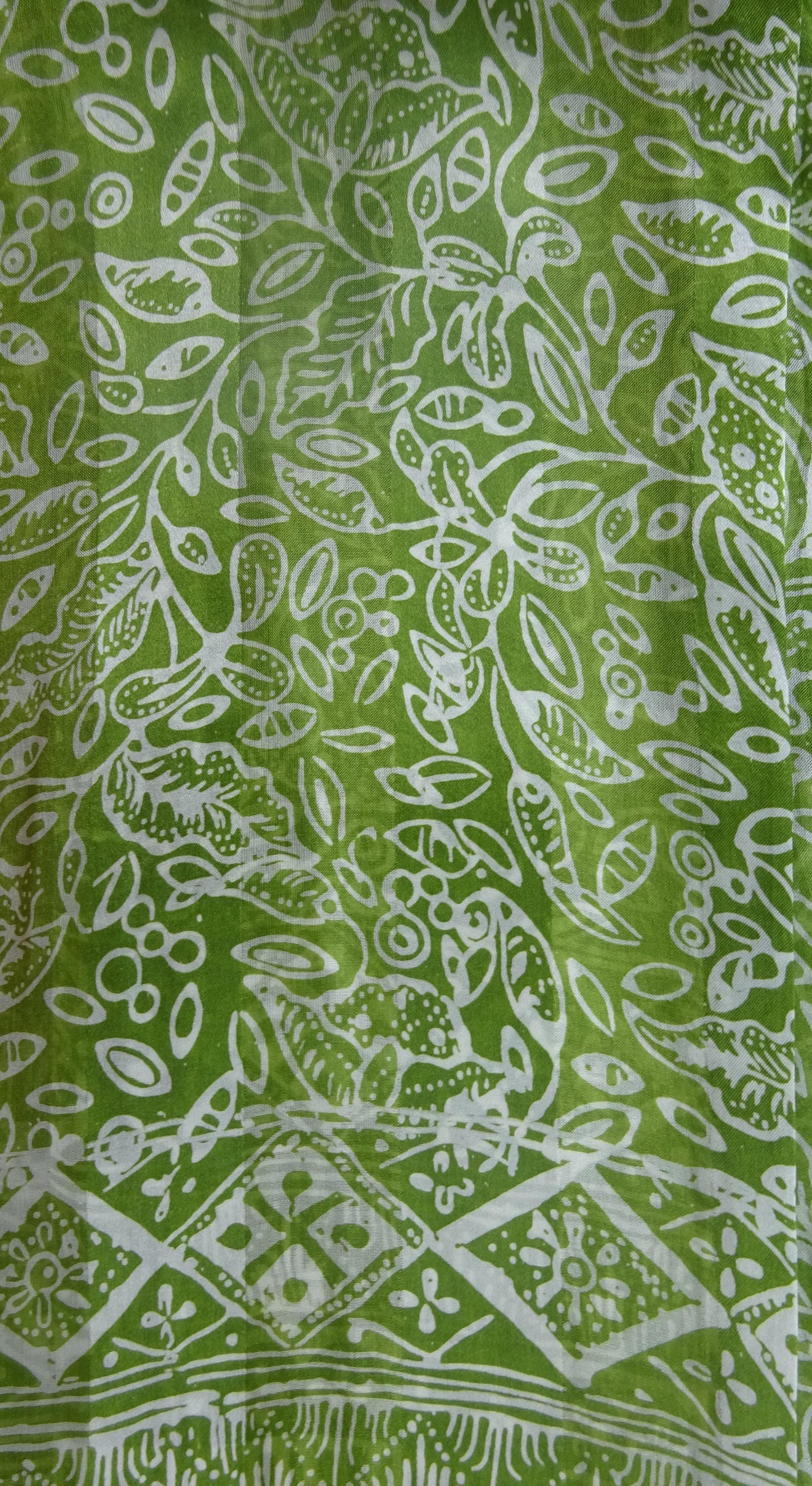 Handgefertigter Seidenschal in Lindgrün mit weißem, schlichtem Muster, gebatikt, zarte lindgrüne Fransen, Maße ca. 180 x 52 cm.