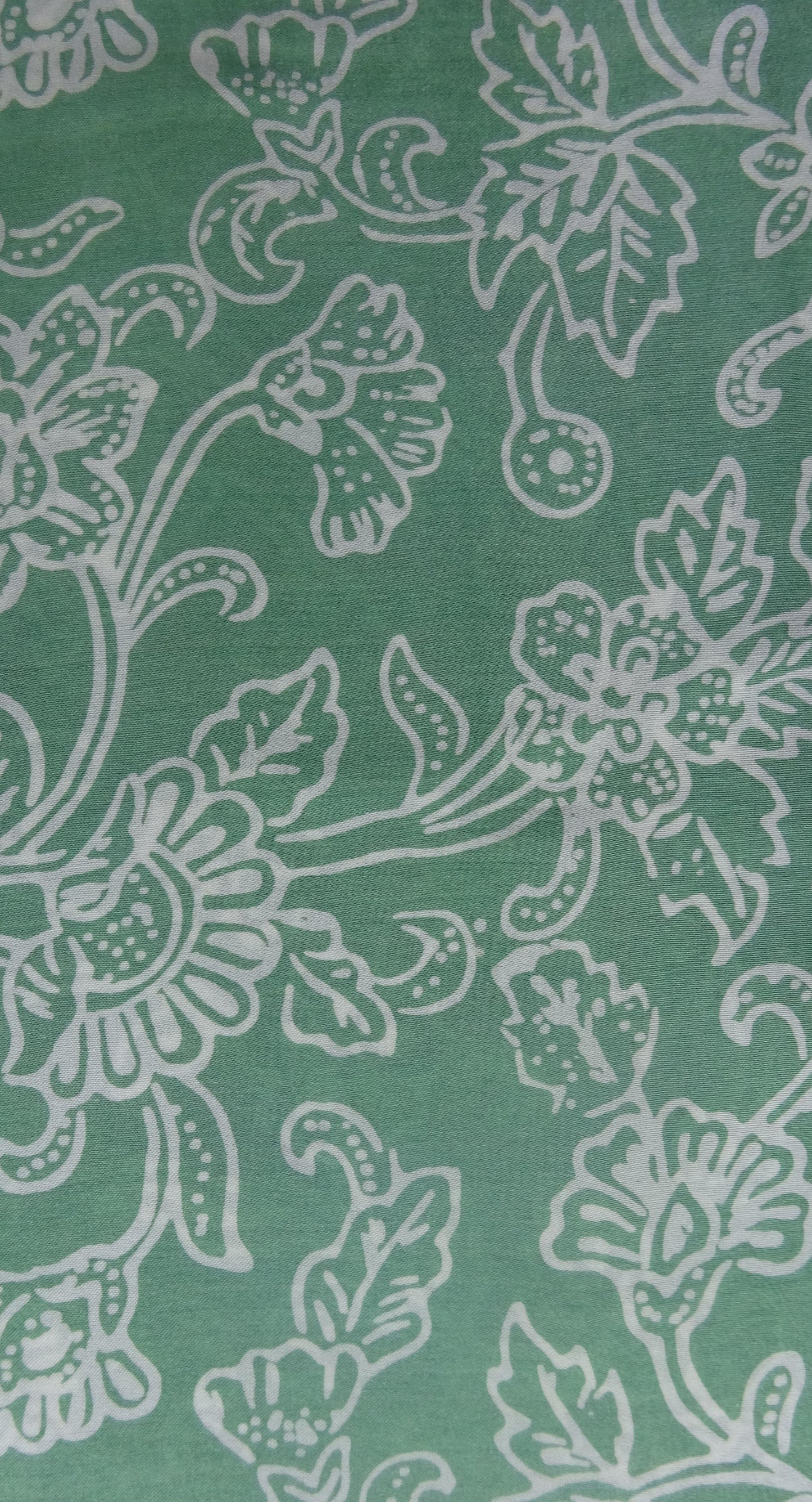 Zartfließender Seidenschal in Mittelgrün mit Weiß