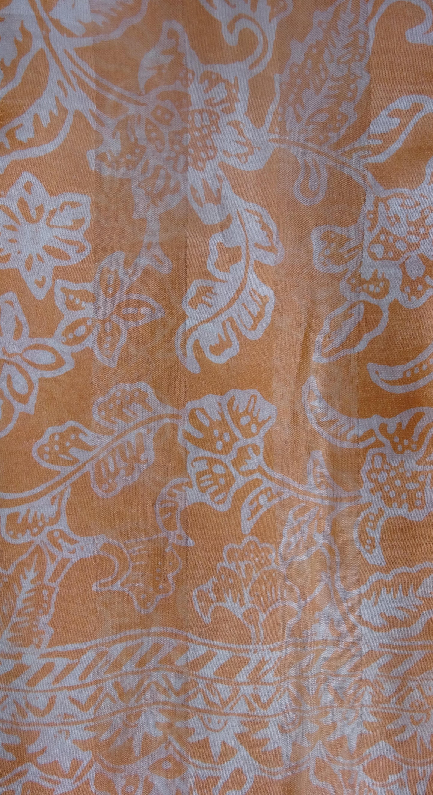 Zartfließender Seidenschal in Apricot mit Weiss