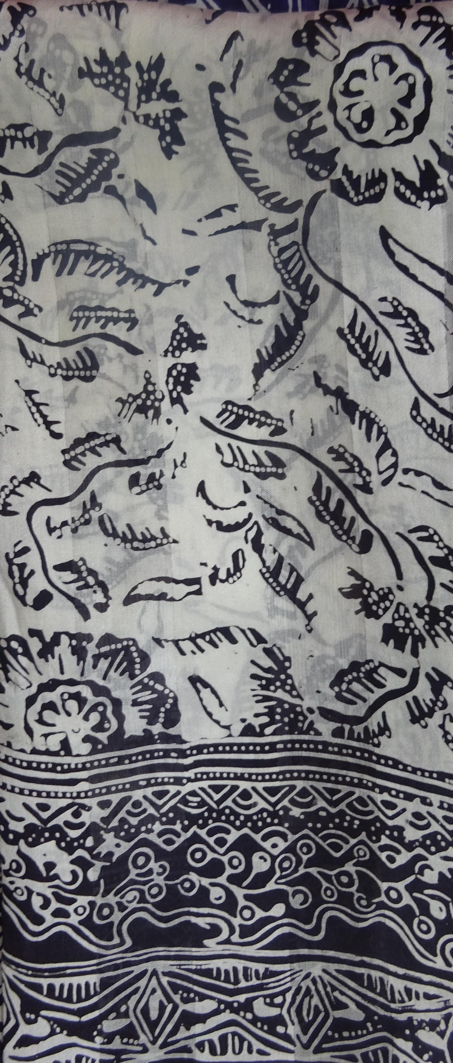 Handgebatikter Seidenschal in Schwarz mit Weiß, florales Muster, zarte schwarze Fransen, 180 x 52 cm.