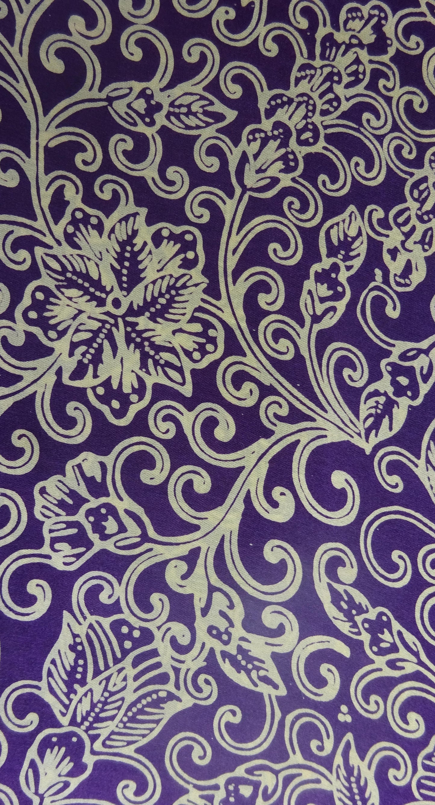 Handgebatikter Seidenkurzschal in Dunkelviolett mit beigem floralem Muster, doppelt genäht für weichen Fall, luxuriöses Seidenmaterial, 118 x 20 cm.