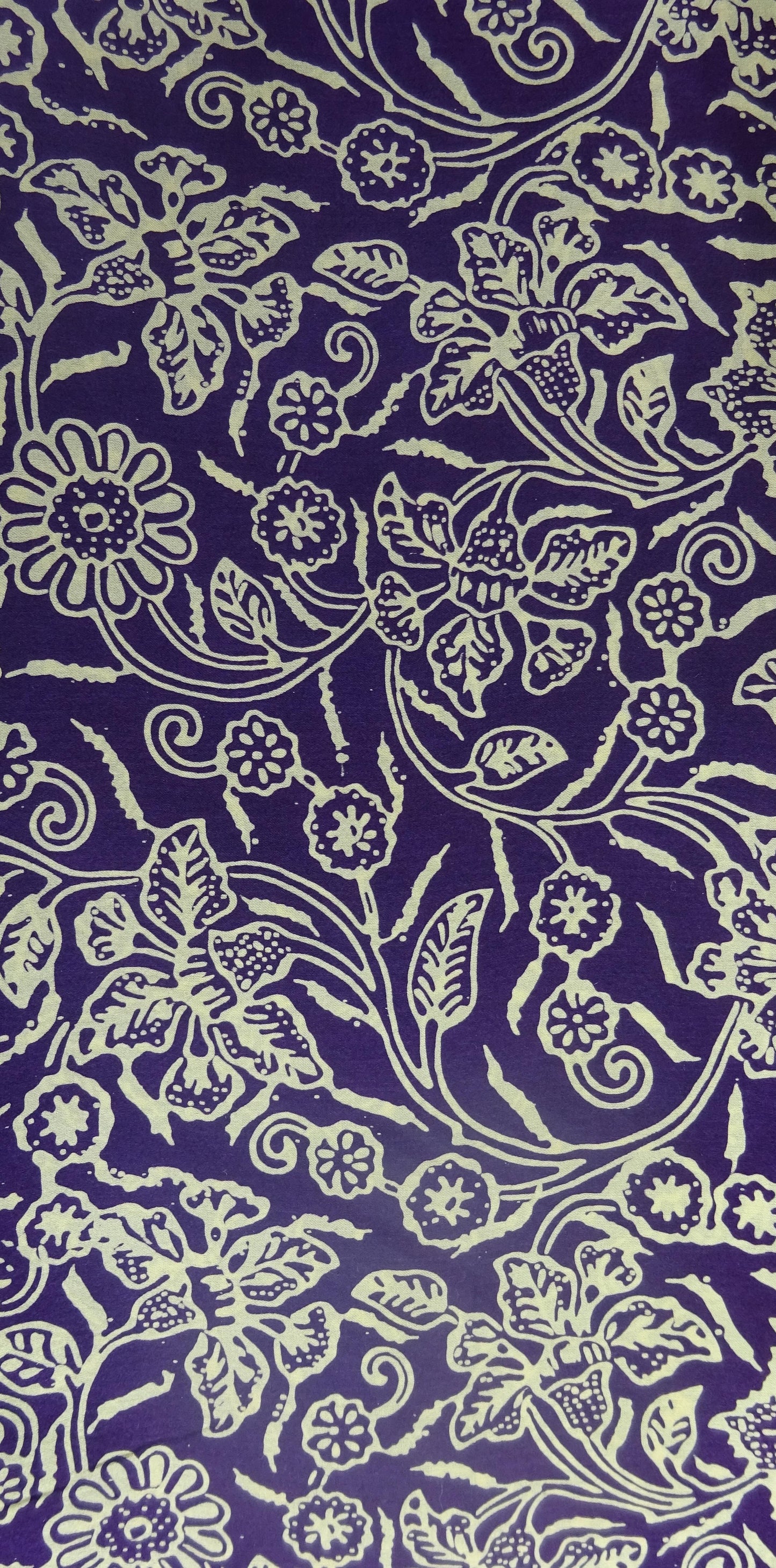 Edler, handgebatikter Seidenkurzschal in Dunkelviolett mit beigem floralem Muster, doppelt genäht für einen besonders weichen Fall, 118 x 20 cm.