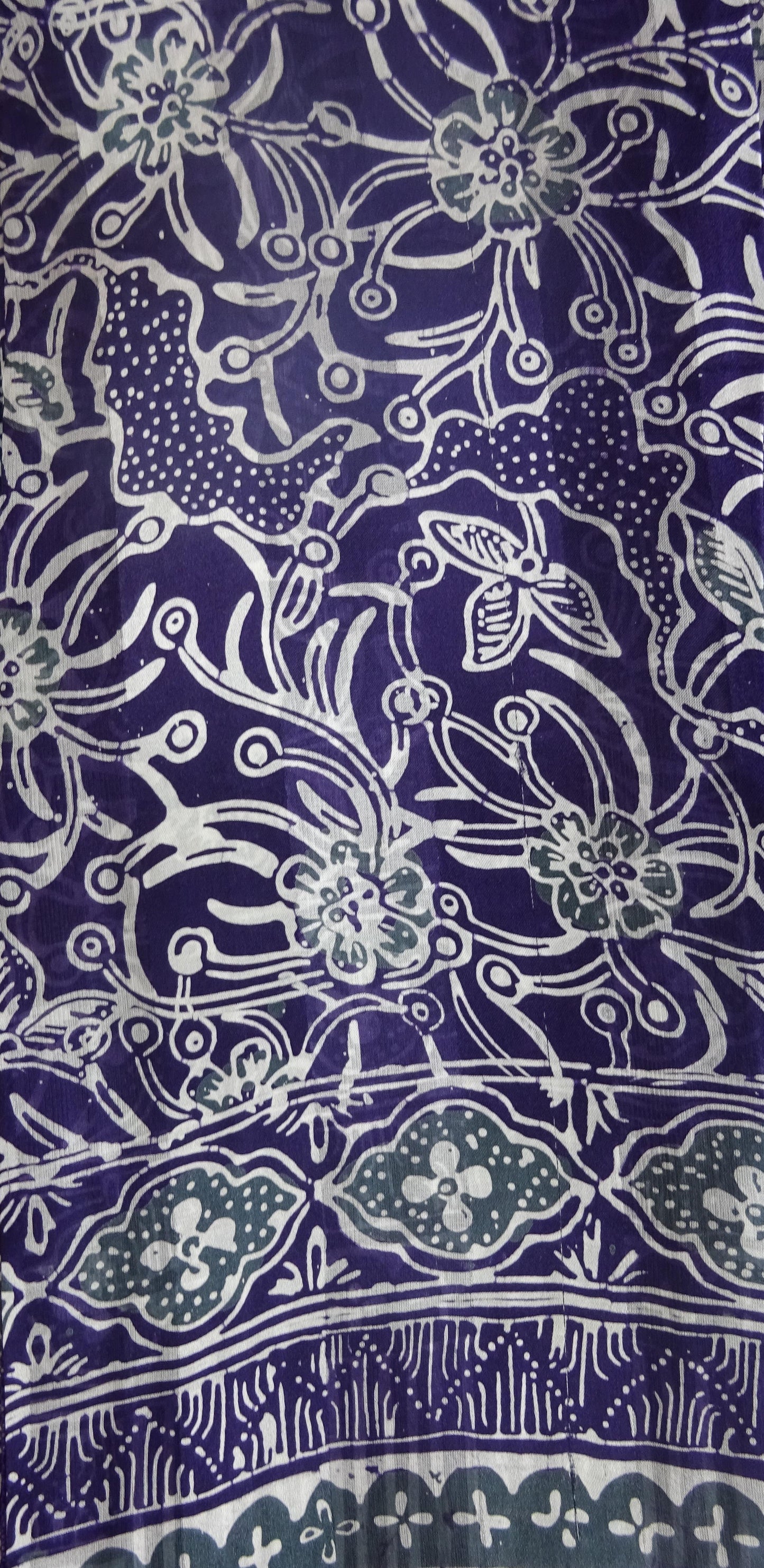 Handgebatikter Seidenschal in Dunkelviolett mit Graugrün und Weiß, florales Muster, 180 x 52 cm, mit zarten Fransen.