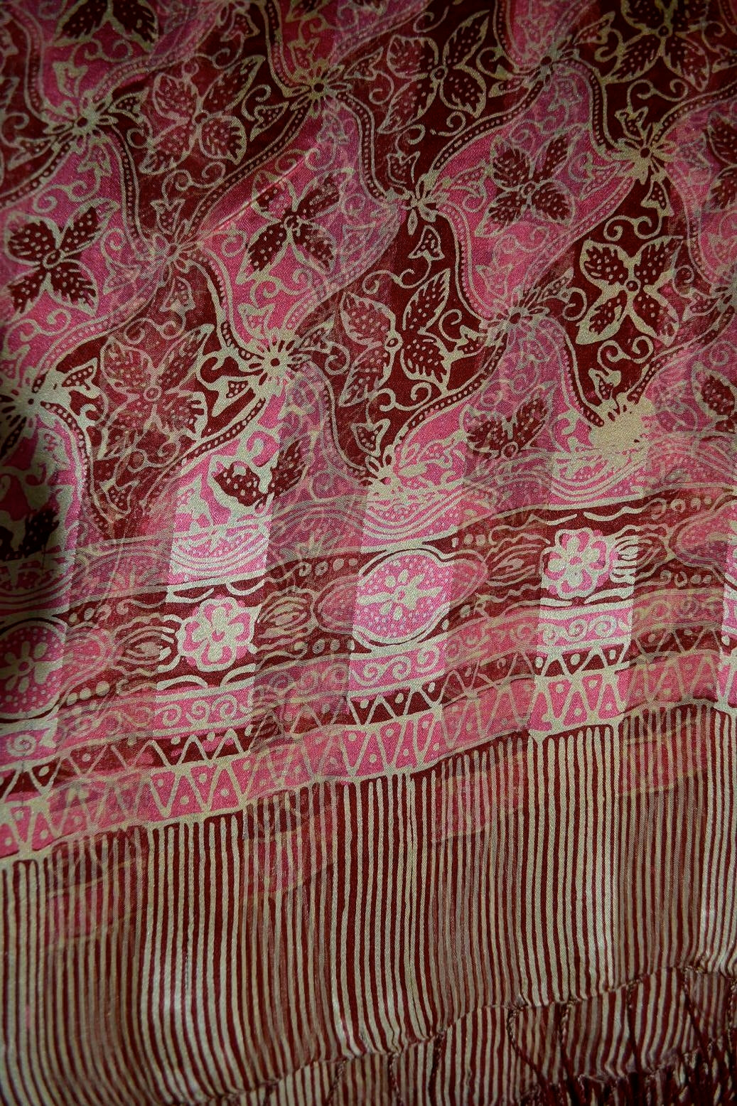 Traumhafter großer Seidenschal in Rot mit Pink