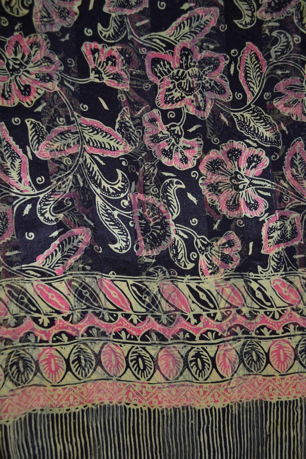 Handgebatikter großer Seidenschal aus zartfließender Seide in Schwarz mit Pink, florales Muster, zarte Fransen, ca. 180 x 93 cm.