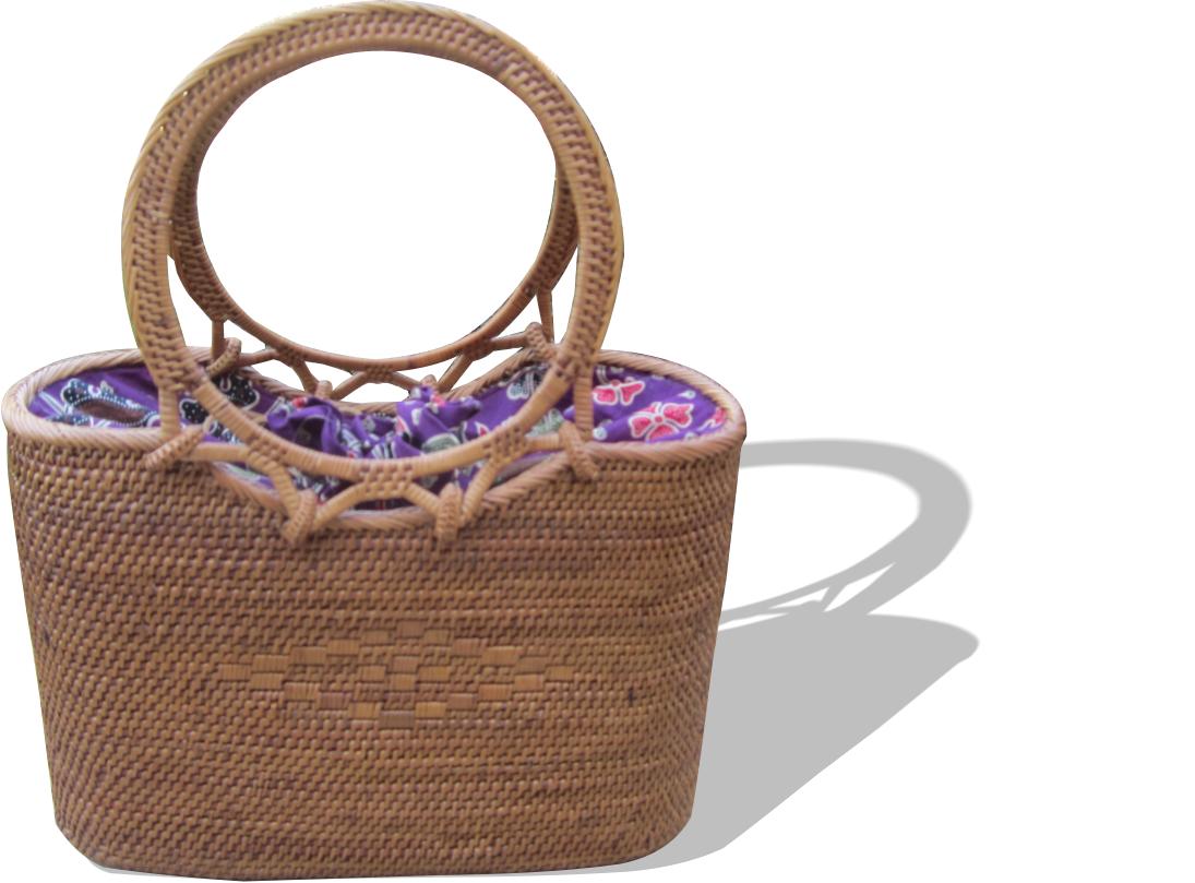 Elegante Sommerkorbtasche mit violett-rot-weißem Batikstofffutter