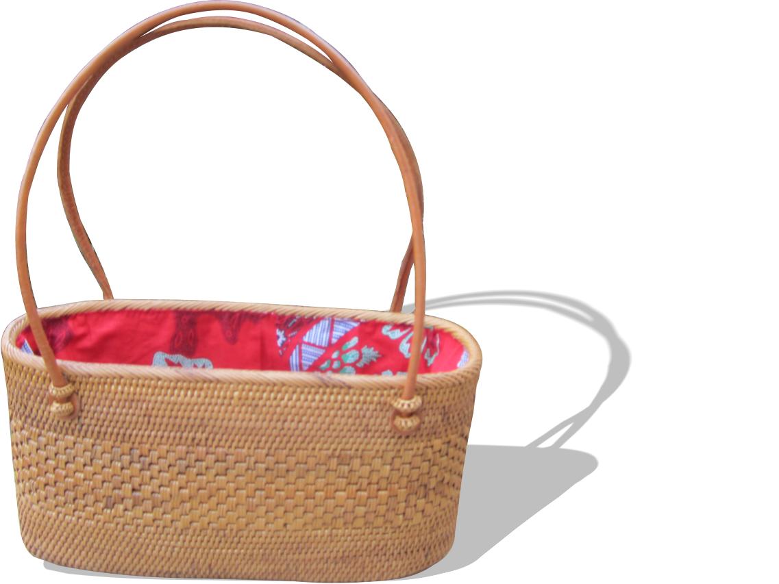 Längliche Sommerkorbtasche mit rotem Batikfutter und Lederhenkeln
