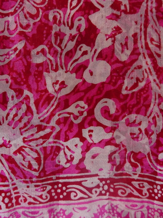 Zartfließender Seidenschal in Pink mit Dunkelrot und Weiss