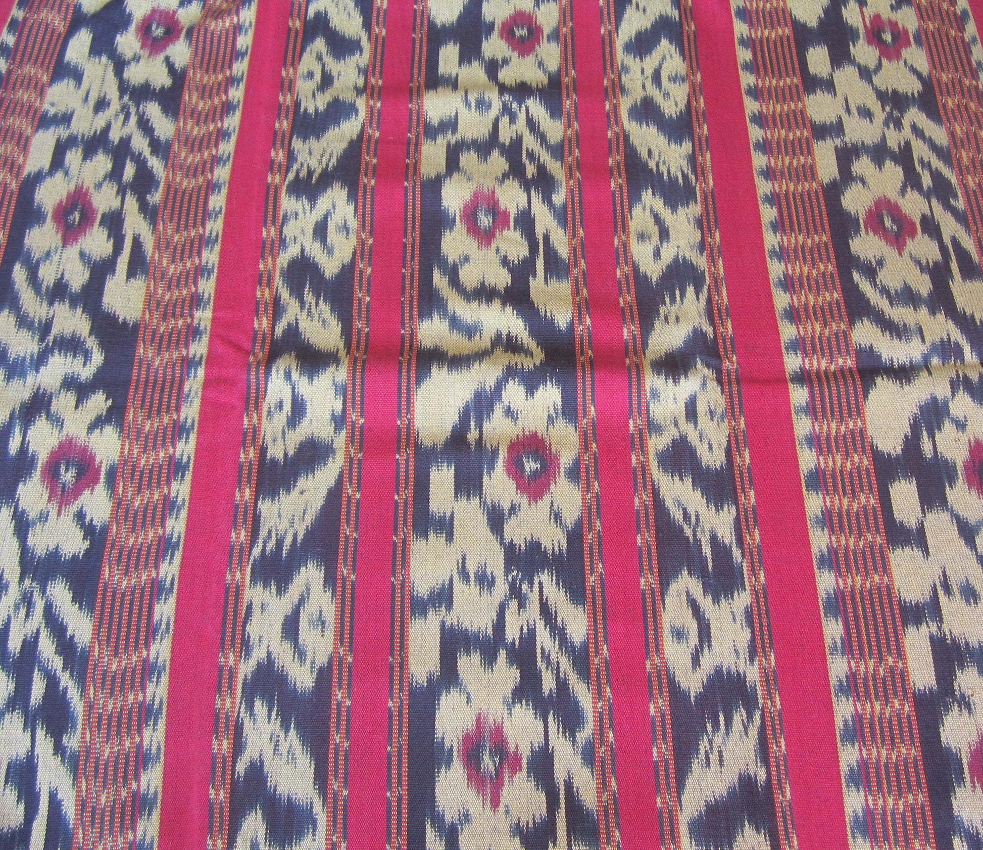 Handgewebter Ikat-Wandhänger in Ocker, Braun und Rot mit floralem Muster und 5 cm Fransen, vielseitig als Deko oder Schal nutzbar, 190 x 48 cm.