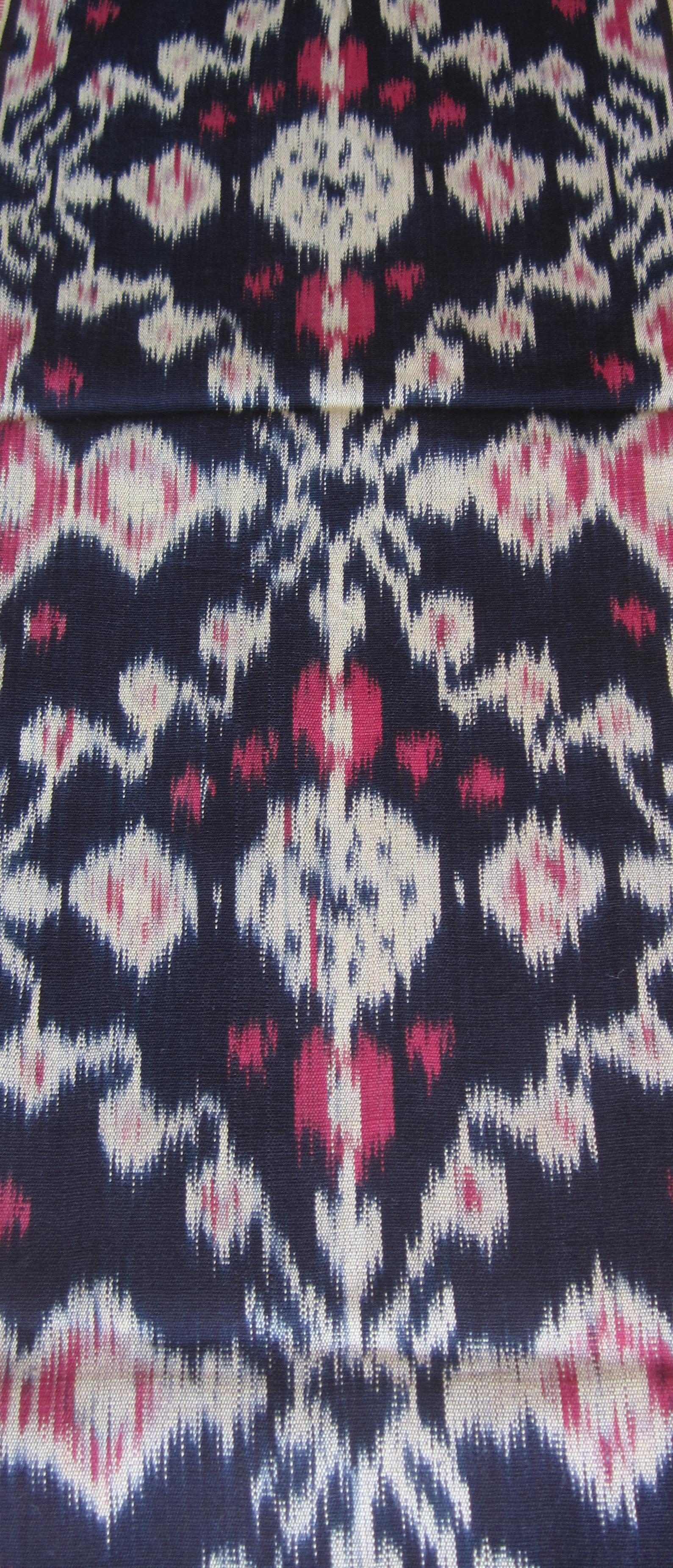 Schmaler handgewebter Ikat-Wandhänger in Braun, Ocker und Rot mit naivem Menschenbildnis und 7 cm Fransen, vielseitig als Deko, Tischläufer oder Schal nutzbar, 192 x 23,5 cm.