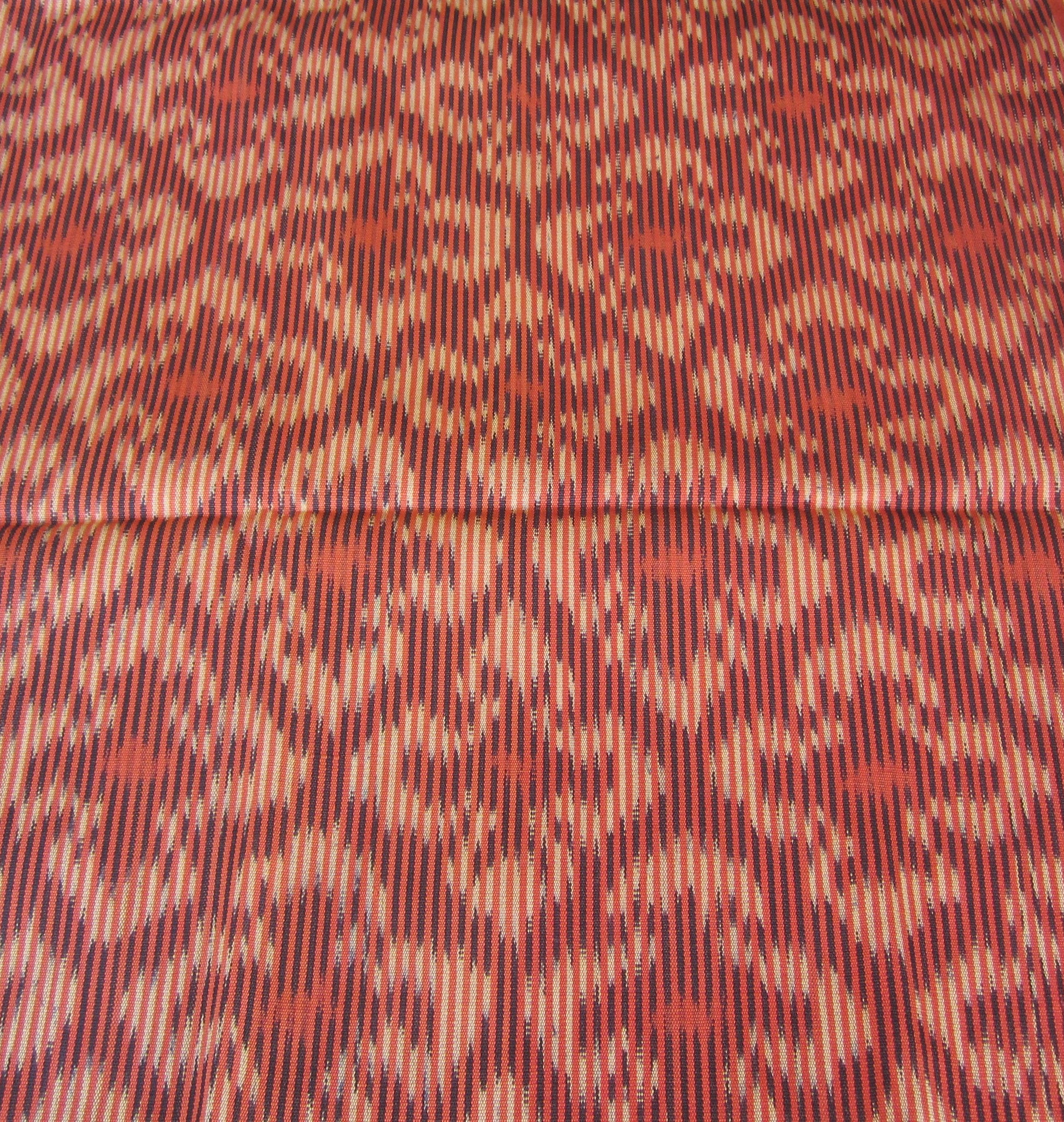 Handgewebter Ikat-Wandhänger in Orange-Braun mit stilisiertem floralen Muster und 8 cm Fransen, vielseitig als Deko, Tischläufer oder Schal nutzbar, 194 x 48 cm.