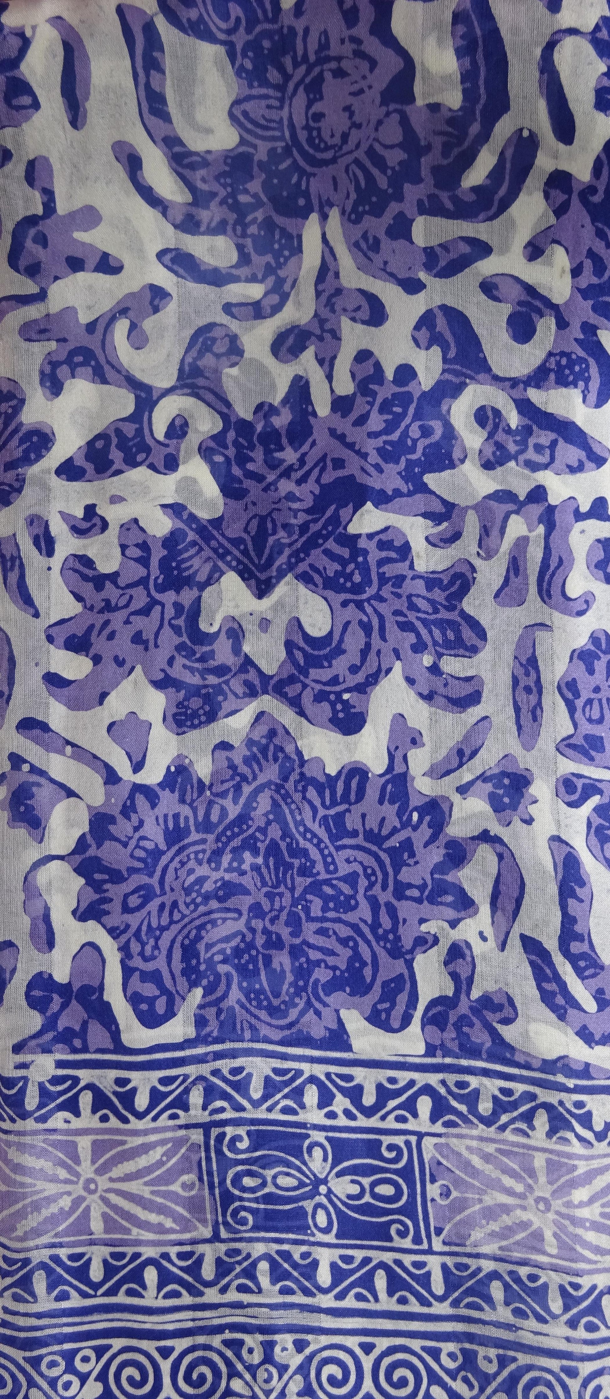 Handgebatikter Seidenschal in Dunkelblau mit Flieder und Weiß, florales Muster, zarte blaue Fransen, 180 x 52 cm.