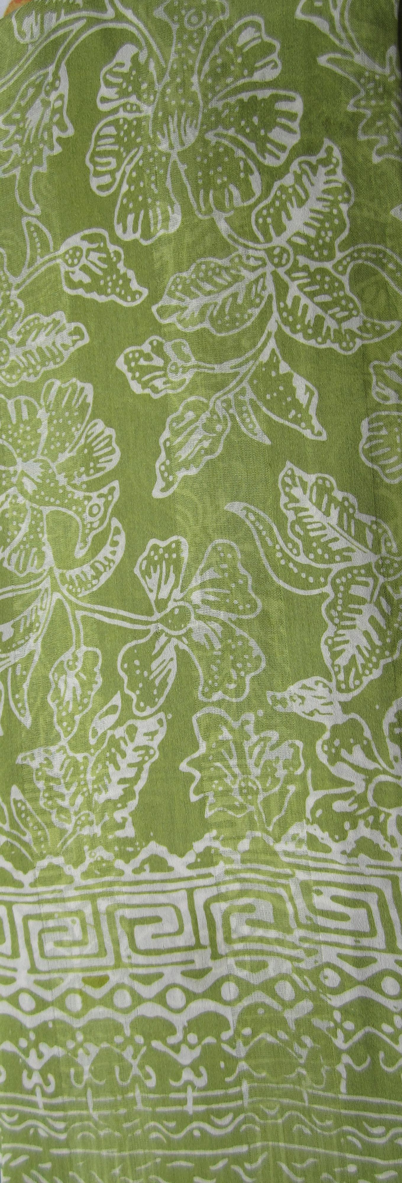 Handgefertigter Seidenschal in Lindgrün mit weißem floralem Muster, gebatikt, zarte grüne Fransen, Maße ca. 180 x 52 cm.