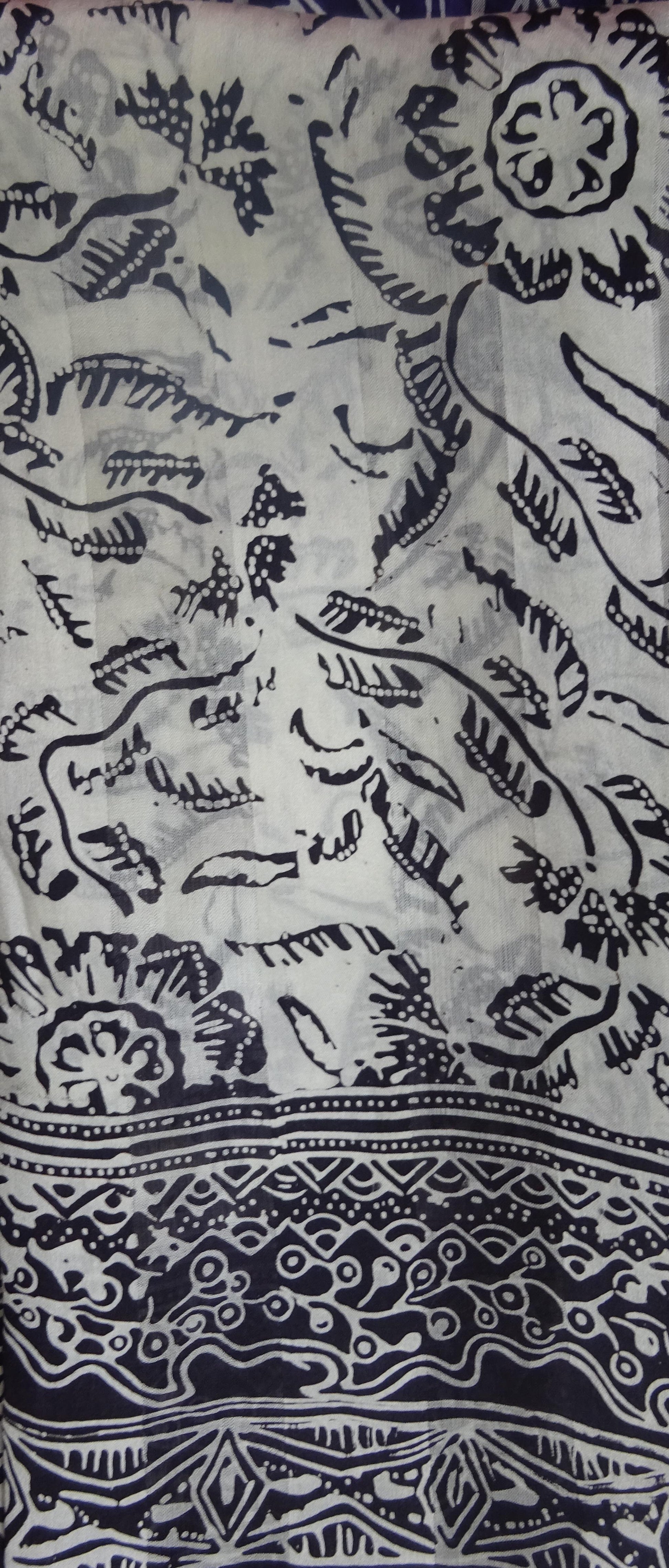 Handgebatikter Seidenschal in Schwarz mit Weiß, florales Muster, zarte schwarze Fransen, 180 x 52 cm.