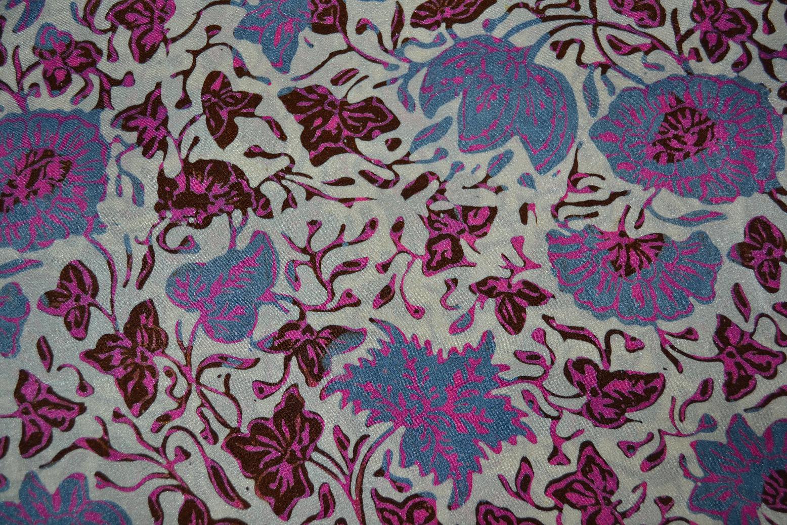 Luxuriöser Satin-Seidensarong in Leuchtendem Flieder mit Blaugrau, Braun und Pink, zartfließende Seide mit floralem Muster und edlem Schimmer, ca. 180 x 110 cm.