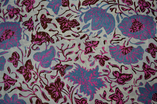 Luxuriöser Satin-Seidensarong in Leuchtendem Flieder mit Blaugrau, Braun und Pink, zartfließende Seide mit floralem Muster und edlem Schimmer, ca. 180 x 110 cm.