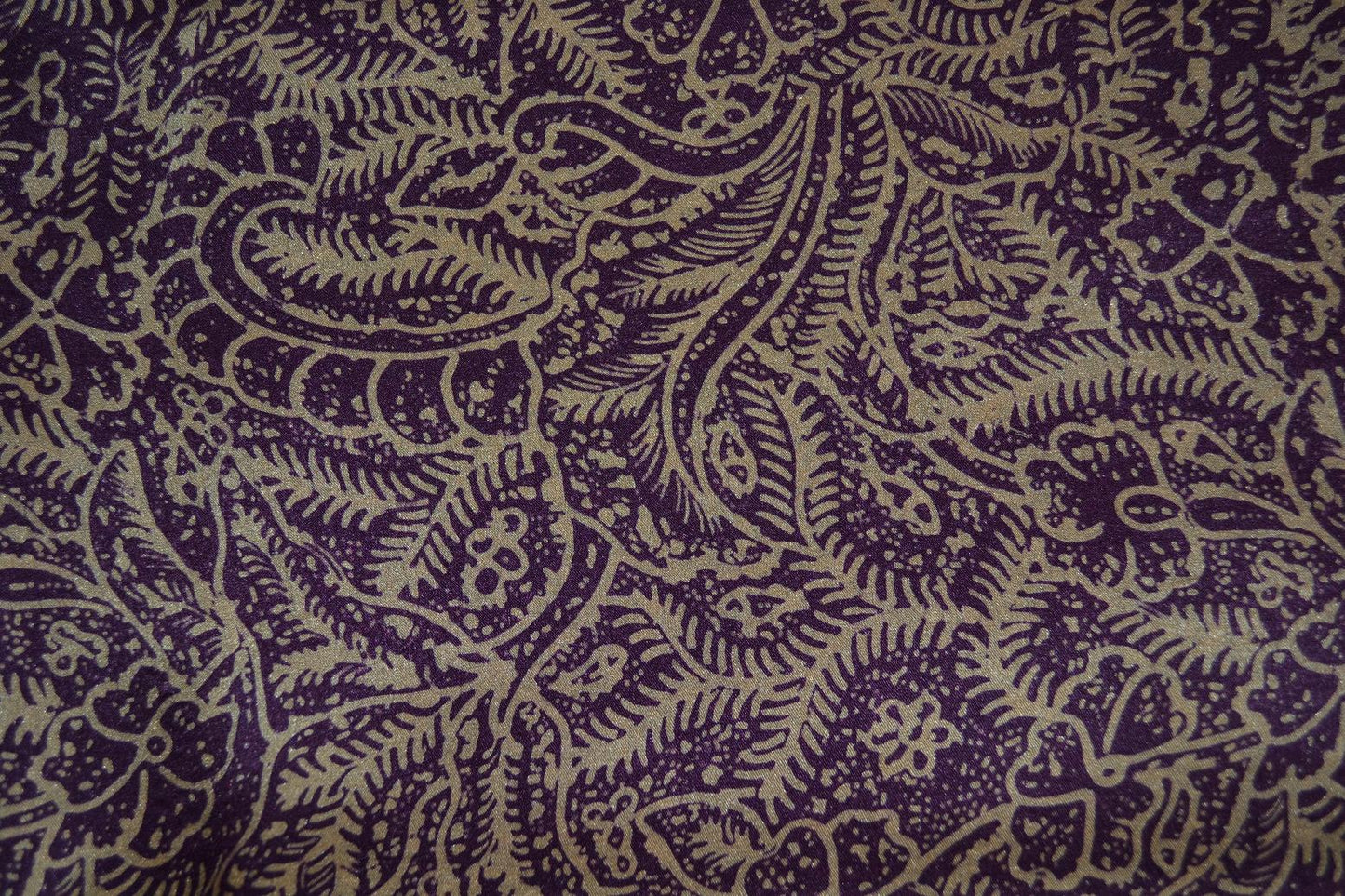 Luxuriöser Satin-Seidensarong in gedecktem Violett mit Beigegold, floral gemustert, zartfließende Seide mit edlem Schimmer, ca. 180 x 110 cm.