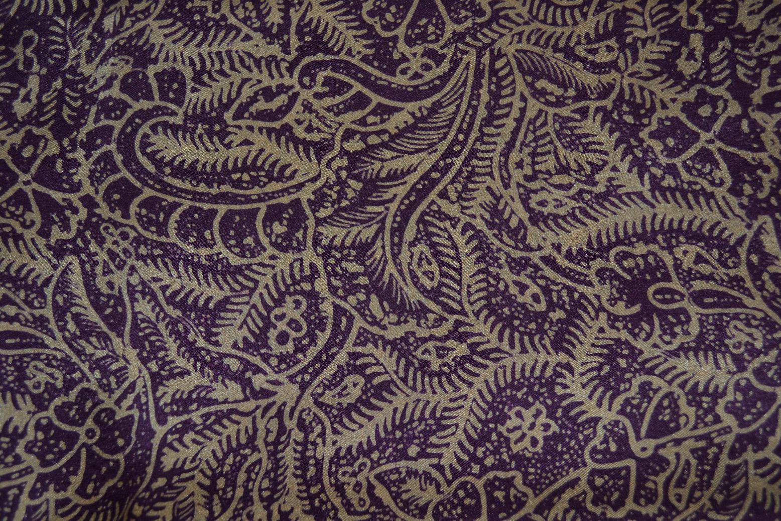 Luxuriöser Satin-Seidensarong in gedecktem Violett mit Beigegold, floral gemustert, zartfließende Seide mit edlem Schimmer, ca. 180 x 110 cm.