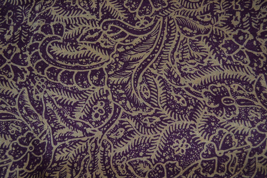 Luxuriöser Satin-Seidensarong in gedecktem Violett mit Beigegold, floral gemustert, zartfließende Seide mit edlem Schimmer, ca. 180 x 110 cm.