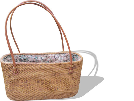 Längliche Sommerkorbtasche mit beige-rosa-blauem Batikfutter und Lederhenkeln